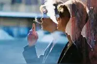 想念你时一如想抽烟时的我，浑身颤抖图片