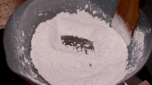 传统五仁月饼的正确做法，从和面到调馅，步骤详细，味道正宗