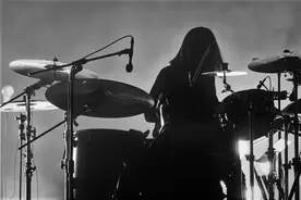 草东街角，大风吹过，繁星如她的鼓点散落图片