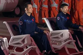 中国三名航天员返回地球七个小时依然无法下地行走，为啥会这样？图片
