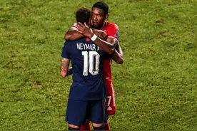 欧冠今夜心酸一幕！内马尔在对手怀里痛哭，含泪拍打冠军奖杯图片