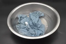 不管衣服掉色多严重，一个简单的方法，穿多久时间都不掉色，实用图片