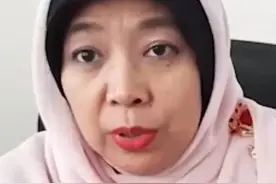 印尼女官员称女性泳池游泳会怀孕，总统佐科怒下命令，将其开除图片
