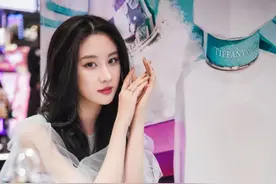 刘丁菡，蓝纱礼服梦幻优雅，尽显恬淡雅致图片