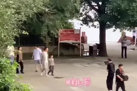 汪涵带儿子看乐山大佛，小沐沐长相像妈妈，父子俩牵手同行很温馨图片