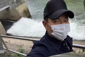 59岁刘德华罕见自驾游火了！天王穿老头衫出游，和景点拍照变路人图片