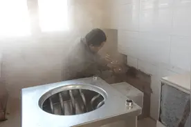 冬天东北室内如何取暖？山里小伙自家土灶台换锅台烧，带两暖气片视频封面