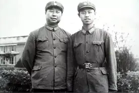 开国少将下连队视察，看到一位老兵后吓了一跳，连忙上前向其敬礼图片
