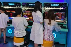 游戏厅小故事：当年一起玩游戏的小伙伴，多年后相见让人寒心图片