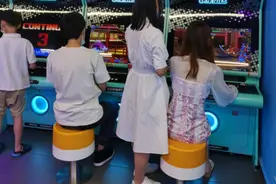 游戏厅小故事：当年一起玩游戏的小伙伴，多年后相见让人寒心图片