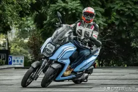 试驾3万元的国产倒三轮斗风F1：SRMAX300发动机，倾斜角可达40度图片