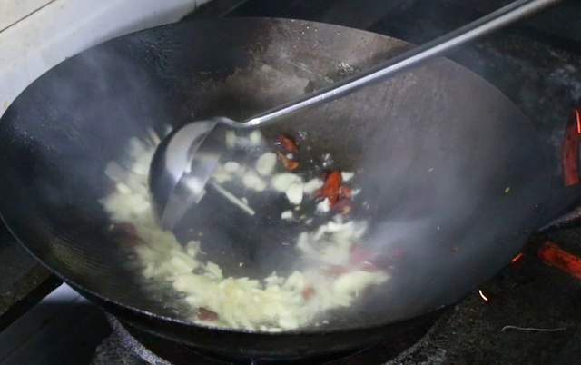 原来炒白菜也有窍门，加一点调汁，简单一做，比吃肉还过瘾