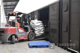热火朝天！遵义市最大铁路货场民生物资卸车忙图片