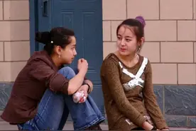 热巴旧照罕见曝光，驼背明显体态与现在差太多，五官青涩仍惊艳图片