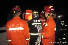 深夜女子漂浮河中，救援时突然挣扎：别动我！图片