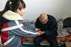 感动！百岁老人第一次见玄孙惹网友泪目：一个轮回的对视图片