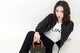孟美岐“大哥风”穿搭曝光，复古机车夹克配大牌手袋，气场十足图片