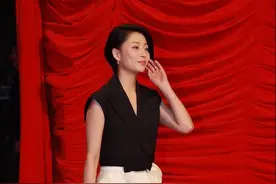殷桃这身套装虽然正面平平无奇，但当她转身的时候，真挺显腰的图片