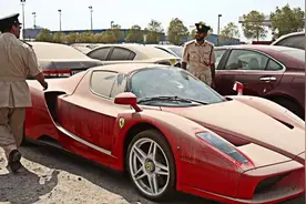 在迪拜“豪车坟场”，花2000元捡了个400万超跑图片