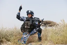 军旅人生 | 建党百年系列节目《党旗引领我成长》第一集《何龙：特战尖兵的突击与坚守》图片