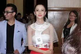 佟丽娅被造型“坑”了，开叉裙豁口高了点，白色打底也能看得见图片