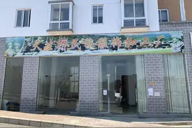 六盘水钟山区天生桥村易扶安置点苗族服饰加工厂正式投产图片