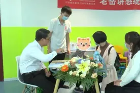 奶奶带娃孩子一天看十几个小时电视，专家一测：语言逻辑都不好吧图片