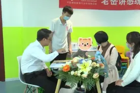 奶奶带娃孩子一天看十几个小时电视，专家一测：语言逻辑都不好吧图片