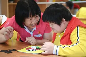 她用了25年，成为近4000名孤弃儿童的“天使妈妈”图片