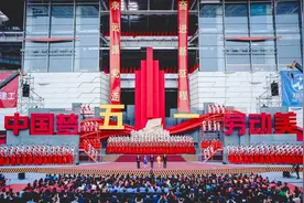 何昕瑶登上央视“五一晚会”与著名歌唱家共同演绎《壮丽航程》图片