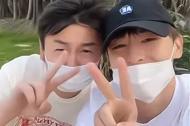 雷佳音晒和邓伦牵手照，兄弟感情更需用心维护，海内存知己图片