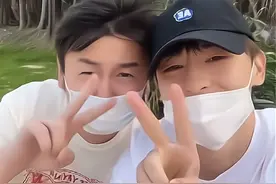雷佳音晒和邓伦牵手照，兄弟感情更需用心维护，海内存知己图片