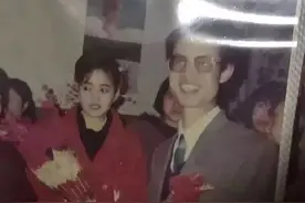 “妈，你当年咋看上我爸的？”网友晒爸妈结婚照，笑抽了图片