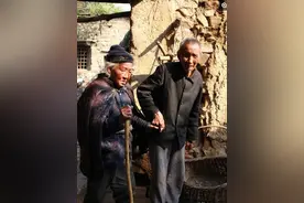 九旬大爷陪“初恋”七十载，亲生骨肉下落不明，贫寒一顿肉补身子图片