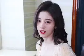 鞠婧祎挑战“细嚼”面包，当看清她咀嚼次数，我承认我学不会图片