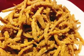咸蛋黄茶树菇，颜色金灿灿的，酥脆咸香，色香味俱全图片