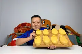 “拍”出人生老来乐，“结巴老爹”的“网红”晚年图片