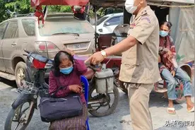 柬埔寨一对男女四处骗钱，遭金边警方剃头示警图片