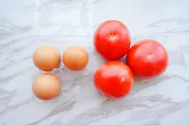 西红柿汤总不对味？先炒西红柿还是先加水，很多人做错难怪不好喝图片