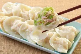 非洲人模仿咱们包饺子，看到后你能吃的下？网友看到哭笑不得图片