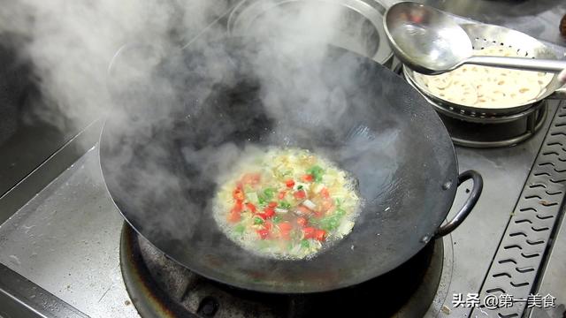 厨师长分享酸辣藕片的做法，藕片酥脆入味不变黑，技巧全在这里