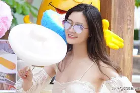 田海蓉得奖心情好独自游泳，穿吊带泳装，这“牛奶肌肤”女星少见图片