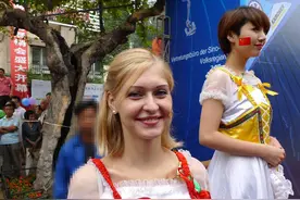 德国美女来中国留学，回国竟嫌弃太落后，父亲瞬间气笑了图片