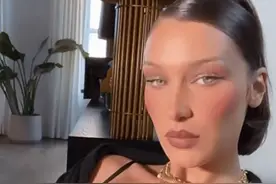 24岁维密超模贝拉穿蕾丝抹胸秀傲人上围，妆容显老眼如蛇像大妈图片