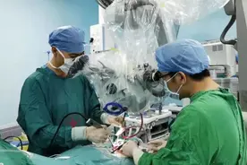 32岁女子扭了下脖子，9小时后瘫痪！丈夫：卖车卖房也要救老婆！图片