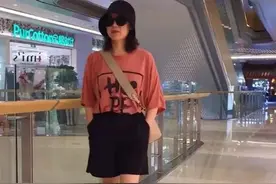 57岁姥姥意外爆红网络，不仅外孙带的好，时髦穿搭女儿辈都羡慕图片