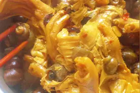 鸭脚闷田螺配上这个广西特产这味绝了、第一次吃这样的做法！