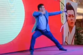 59岁黄日华现身商演，模仿乔峰引唏嘘，97版《天龙》也遇差评危机图片