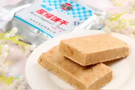 吃啥最扛饿？我们的军用压缩饼干，吃一块管饱一天图片