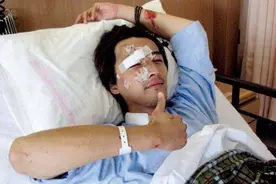 熊梓淇雨天遇车祸，车门撞变形惨况触目惊心，网友：想起胡歌车祸图片